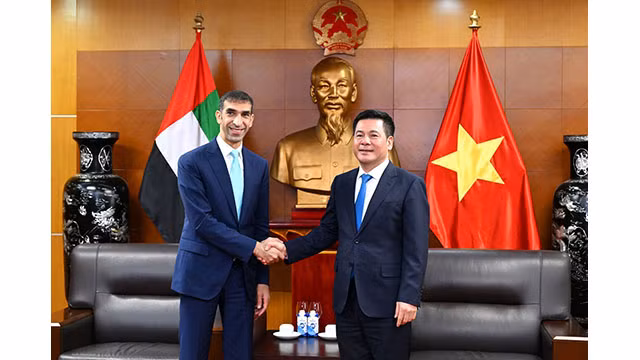Le ministre vietnamien de l’Industrie et du Commerce, Nguyên Hông Diên (à gauche) et e ministre d’État émirati au Commerce extérieur, Thani ben Ahmed Al Zeyoudi (à droite). Photo :moit.gov.vn