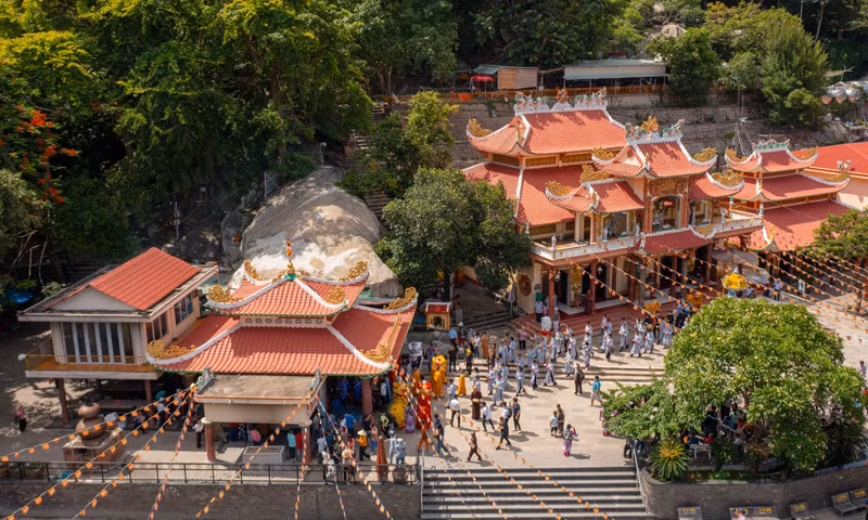 La pagode Ba, vieille de 300 ans, est une destination sacrée célèbre à Tây Ninh. Photo : Sun World Ba Den Mountain.