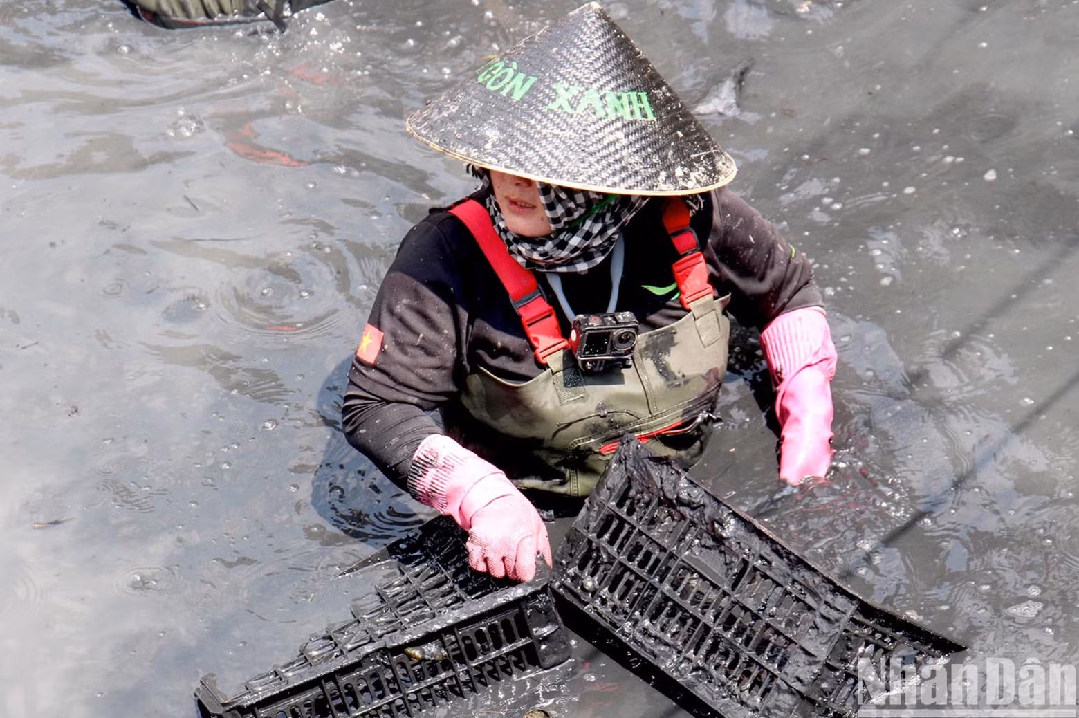 De nombreux jeunes de la commune de Phuoc Kiên, district de Nhà Bè, en collaboration avec le groupe Green Saigon et l’Association des amoureux des déchets, ont récemment dragué la coulée et amélioré le paysage du pont de Rach Chua Lon dans la commune de Phuoc Kiên. Photo : NDEL.