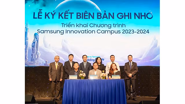 La signature d'un mémorandum de coopération affirmant leur engagement à accompagner la réalisation du programme Samsung Innovation Campus 2023 - 2024 au Vietnam. Photo : baodautu.vn