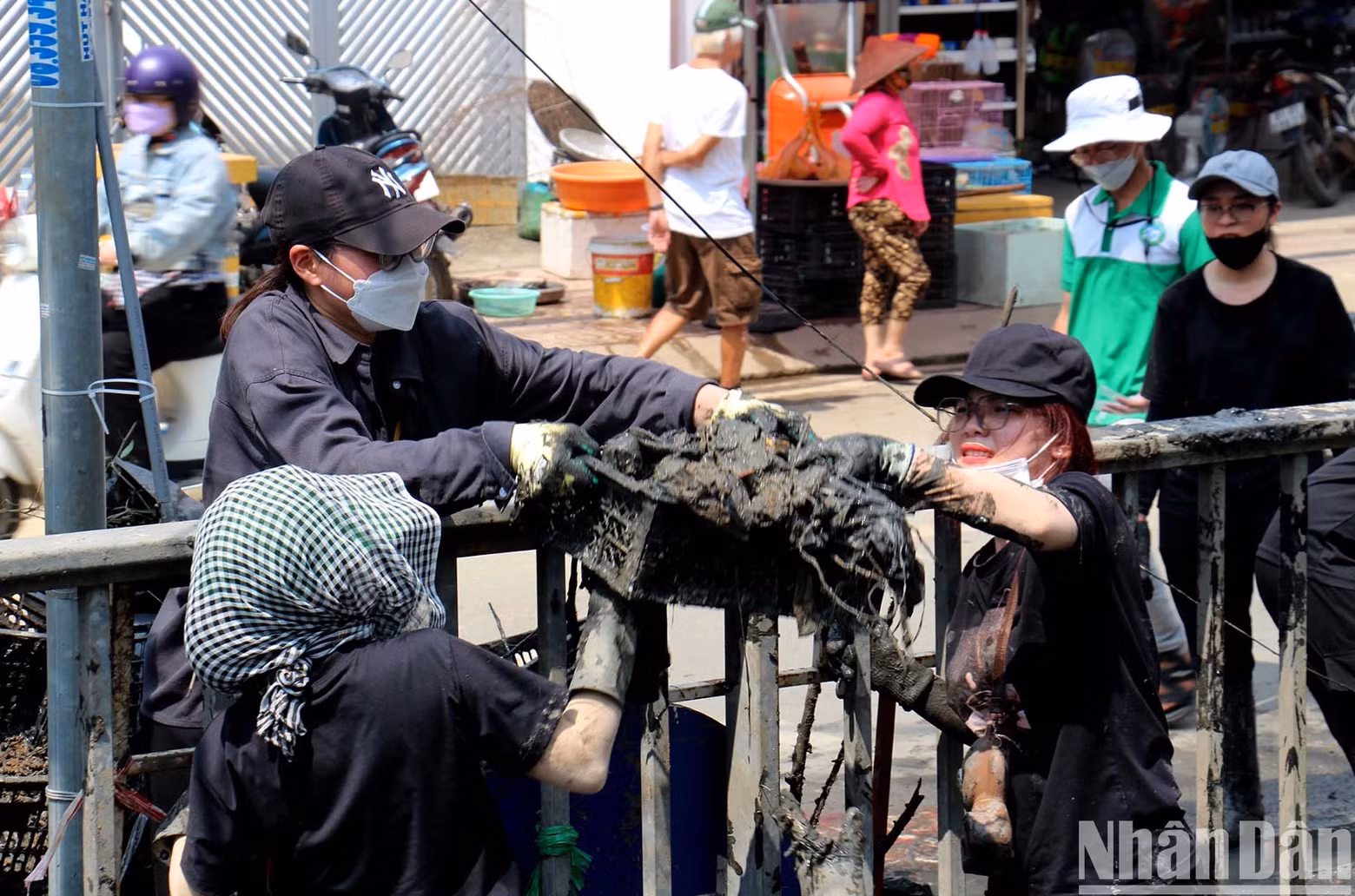 Selon les bénévoles, on trouve toutes sortes de déchets comme des sacs et des bouteilles en plastique, des vêtements, des canettes et même des aiguilles. Photo : NDEL.