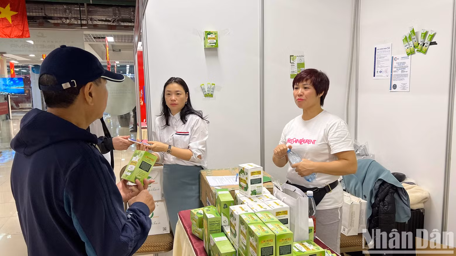 Les catégories de boissons vietnamiennes présentées au salon des produits vietnamiens sont très diverses. Photo : NDEL. Les catégories de boissons vietnamiennes présentées au salon des produits vietnamiens sont très diverses. Photo : NDEL.