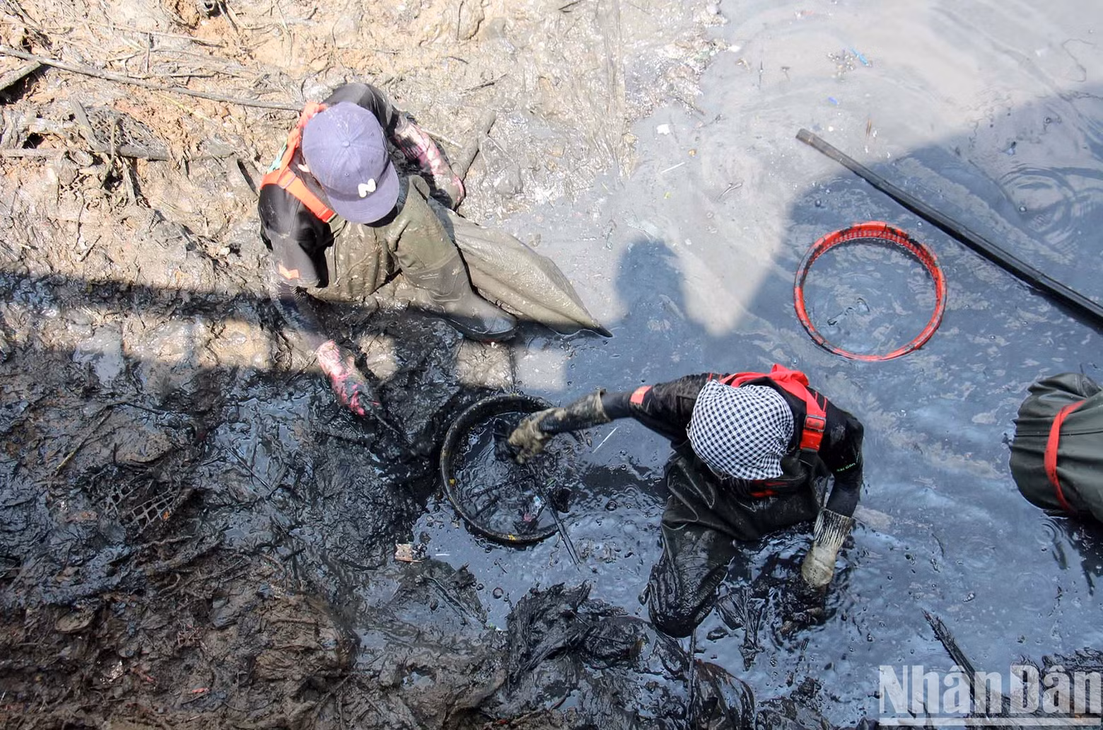 Les jeunes ont dû ramasser les déchets à la surface de la rivière et les déchets enfouis profondément dans la boue ou sous le pont. Photo : NDEL.