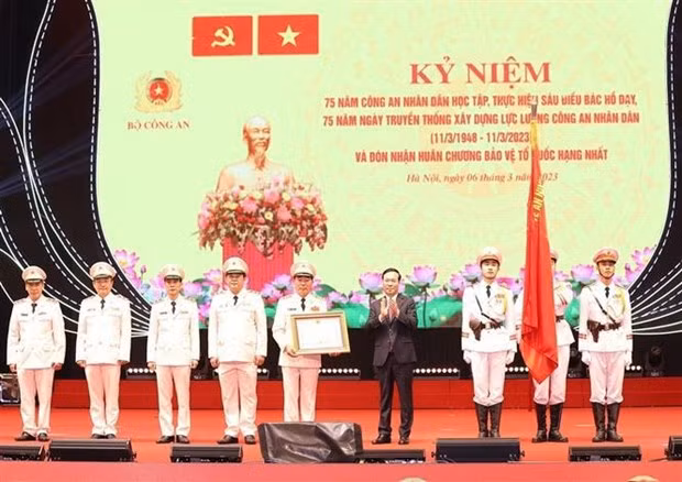 Le Président Vo Van Thuong décerne l’Ordre de défense de la Patrie de première classe. Photo : VNA.