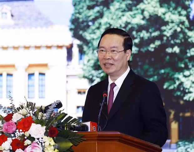 Le Président Vo Van Thuong lors de la séance de travail avec la Commission des Affaires du Parti et la direction de la Cour populaire suprême, à Hanoi, le 27 mars. Photo : VNA. Le Président Vo Van Thuong lors de la séance de travail avec la Commission des Affaires du Parti et la direction de la Cour populaire suprême, à Hanoi, le 27 mars. Photo : VNA.