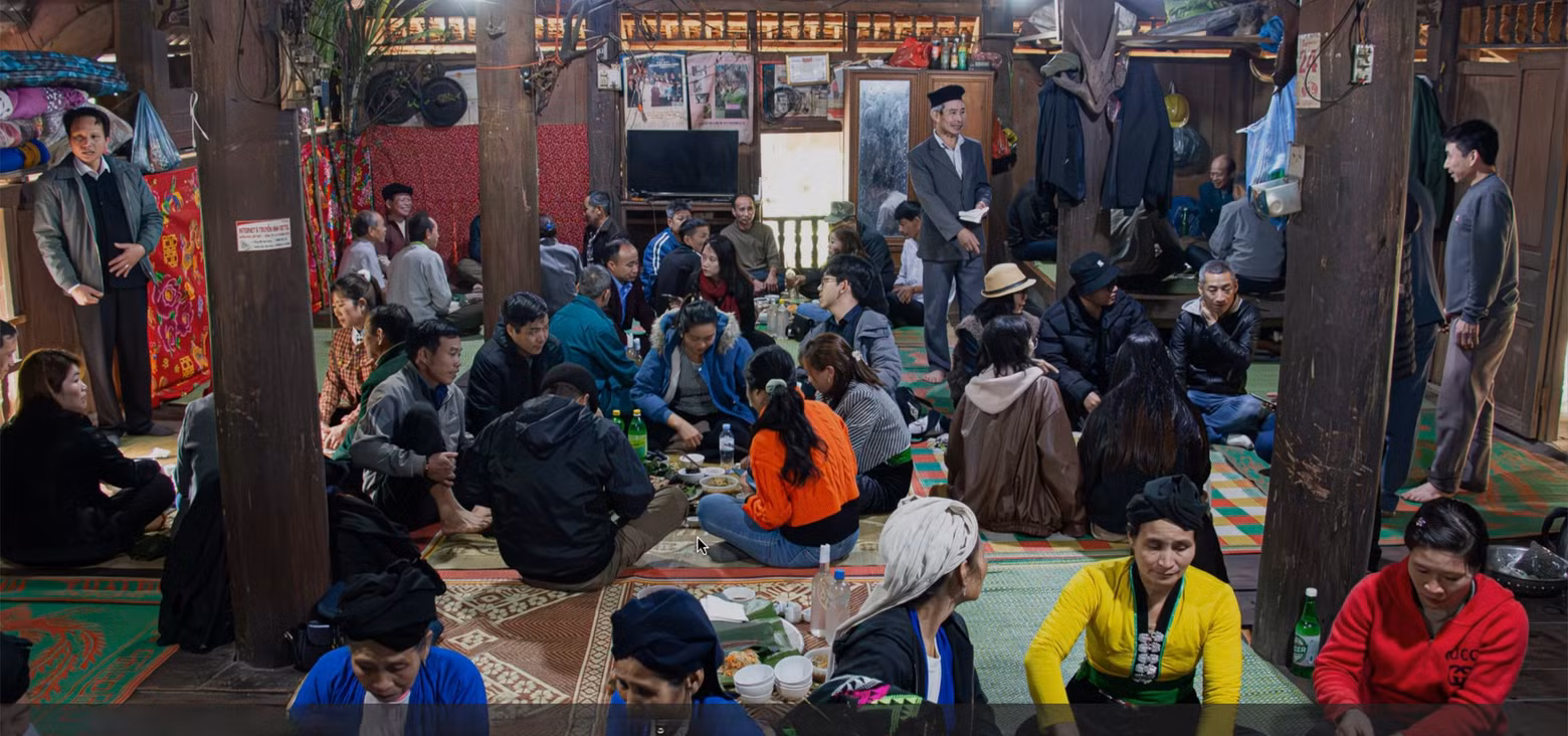 La famille de M. Xa Van Vi se réunit autour d'un repas de fin d'année, commençant un Têt chaleureux dans une maison sur pilotis vieille de plus de 30 ans. Photo : nhandan.vn