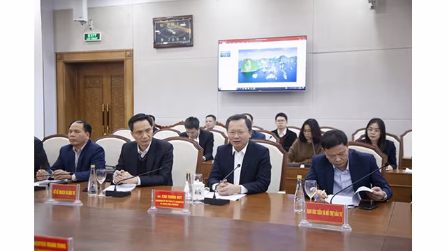 Le président du Comité populaire de la province de Quang Ninh, Cao Tuong Huy, s'exprime lors de la séance de travail avec les représentants des fonds d’investissement. Photo : baodautu.vn Le président du Comité populaire de la province de Quang Ninh, Cao Tuong Huy, s'exprime lors de la séance de travail avec les représentants des fonds d’investissement. Photo : baodautu.vn