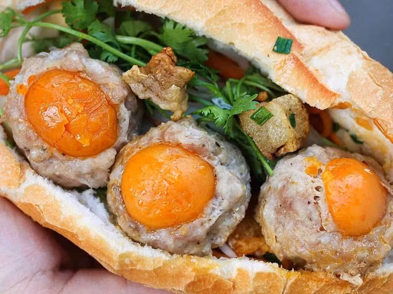 Hô Chi Minh-Ville est célèbre pour son « bánh mì xíu mại trứng muối ». Hô Chi Minh-Ville est célèbre pour son « bánh mì xíu mại trứng muối ».