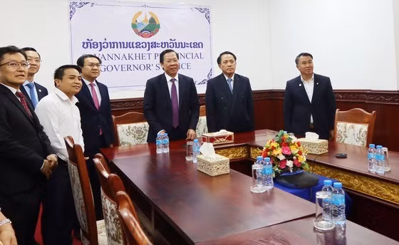 Le président du Comité populaire de Hô Chi Minh-Ville, Phan Van Mai, et le gouverneur de la province de Savannakhet, Bounchom Ubonpaseuth, lors de l’inauguration de la salle de viosioconférence. Photo : VNA.