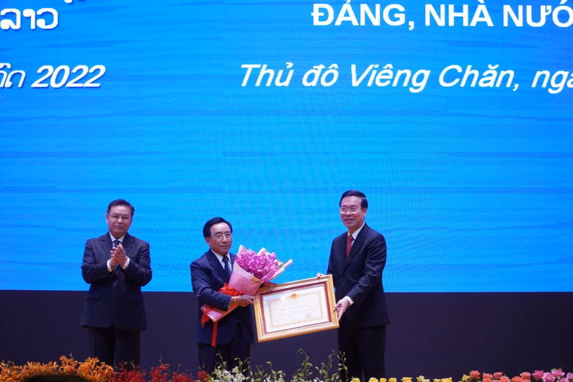 Le camarade Vo Van Thuong (à droite) a félicité le Premier ministre laotien, Phankham Viphavanh, pour avoir reçu la Médaille de l’étoile d’or du Parti et de l’État vietnamiens, le 18 juillet 2022. Photo : Xuân Son/NDEL.