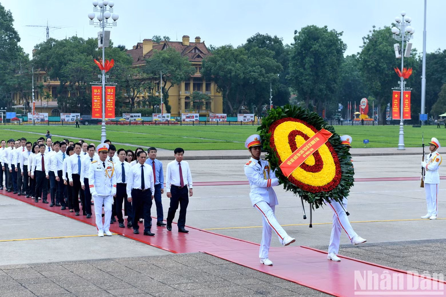Des délégations du Ministère des Affaires étrangères, sont également allées rendre hommage au Président Ho Chi Minh en son mausolée. Des délégations du Ministère des Affaires étrangères, sont également allées rendre hommage au Président Ho Chi Minh en son mausolée.
