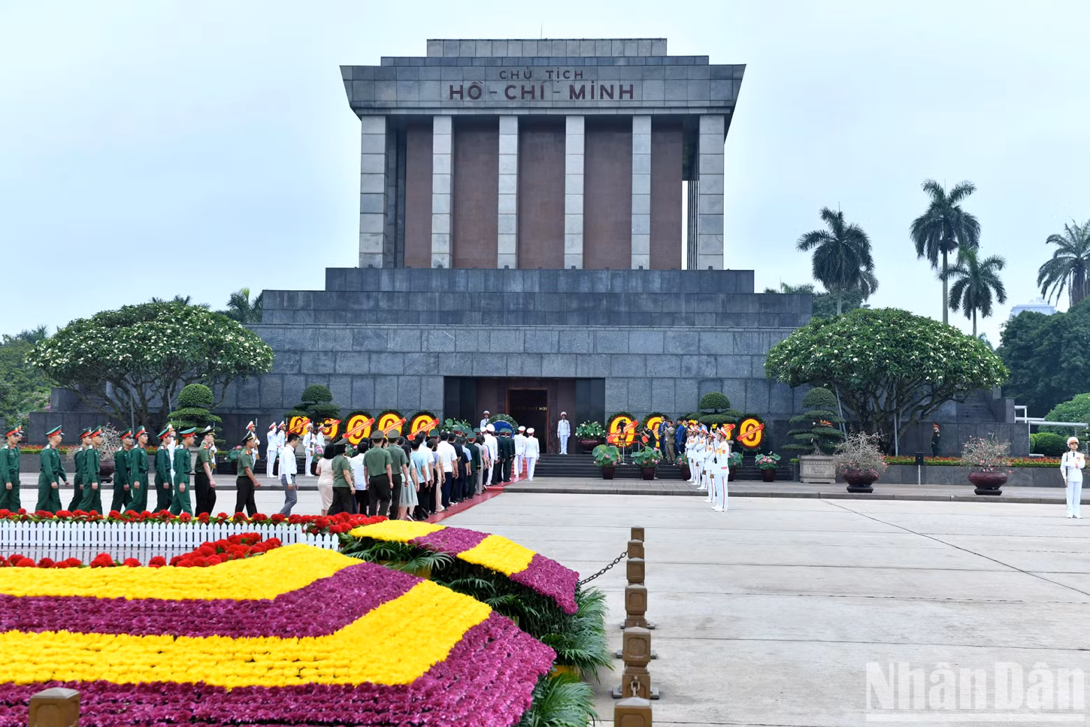 Des citoyens de toutes classes sociales et les forces armées se sont rendus au mausolée pour rendre hommage au Président Ho Chi Minh. Des citoyens de toutes classes sociales et les forces armées se sont rendus au mausolée pour rendre hommage au Président Ho Chi Minh.
