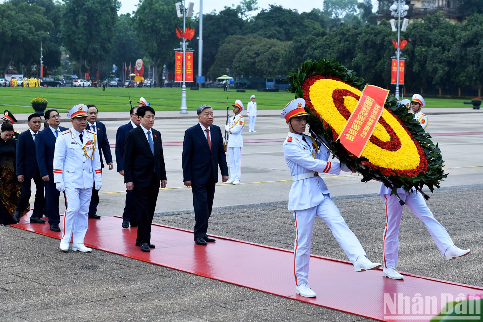 Les dirigeants et anciens dirigeants du Parti et de l’État ont exprimé leur profond respect et leur reconnaissance envers les immenses contributions du Président Ho Chi Minh. Les dirigeants et anciens dirigeants du Parti et de l’État ont exprimé leur profond respect et leur reconnaissance envers les immenses contributions du Président Ho Chi Minh.