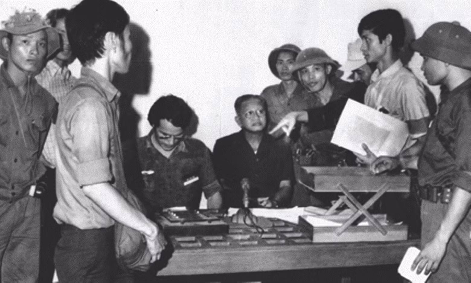 Le 30 avril 1975, à midi, le président Duong Van Minh et son cabinet devant les micros de Radio de Saigon pour déclarer leur capitulation inconditionnelle. Photo : VNA/CVN Le 30 avril 1975, à midi, le président Duong Van Minh et son cabinet devant les micros de Radio de Saigon pour déclarer leur capitulation inconditionnelle. Photo : VNA/CVN