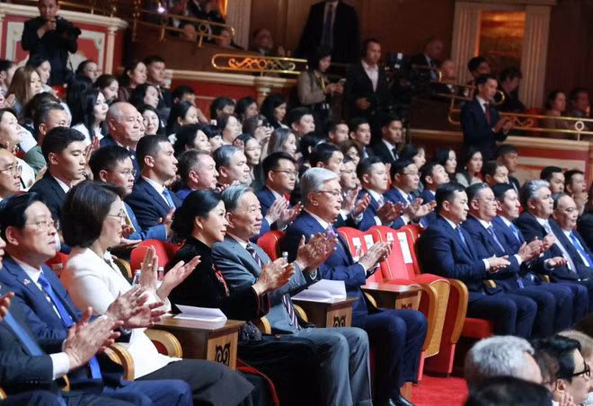 Le secrétaire général du Parti communiste du Vietnam, To Lam, accompagné de son épouse Ngô Phuong Ly, et le président kazakh, Kassym-Jomart Tokaïev, au concert d’amitié Vietnam-Kazakhstan. Photo : VNA. Le secrétaire général du Parti communiste du Vietnam, To Lam, accompagné de son épouse Ngô Phuong Ly, et le président kazakh, Kassym-Jomart Tokaïev, au concert d’amitié Vietnam-Kazakhstan. Photo : VNA.