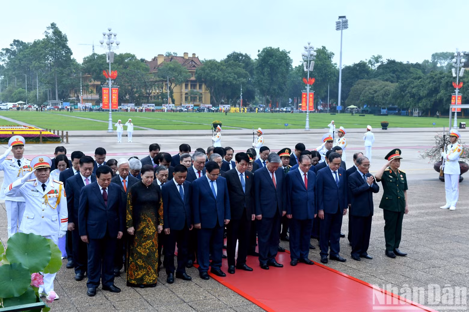 Les dirigeants et anciens dirigeants du Parti et de l’État ont exprimé leur profond respect et leur reconnaissance envers les immenses contributions du Président Ho Chi Minh. Les dirigeants et anciens dirigeants du Parti et de l’État ont exprimé leur profond respect et leur reconnaissance envers les immenses contributions du Président Ho Chi Minh.