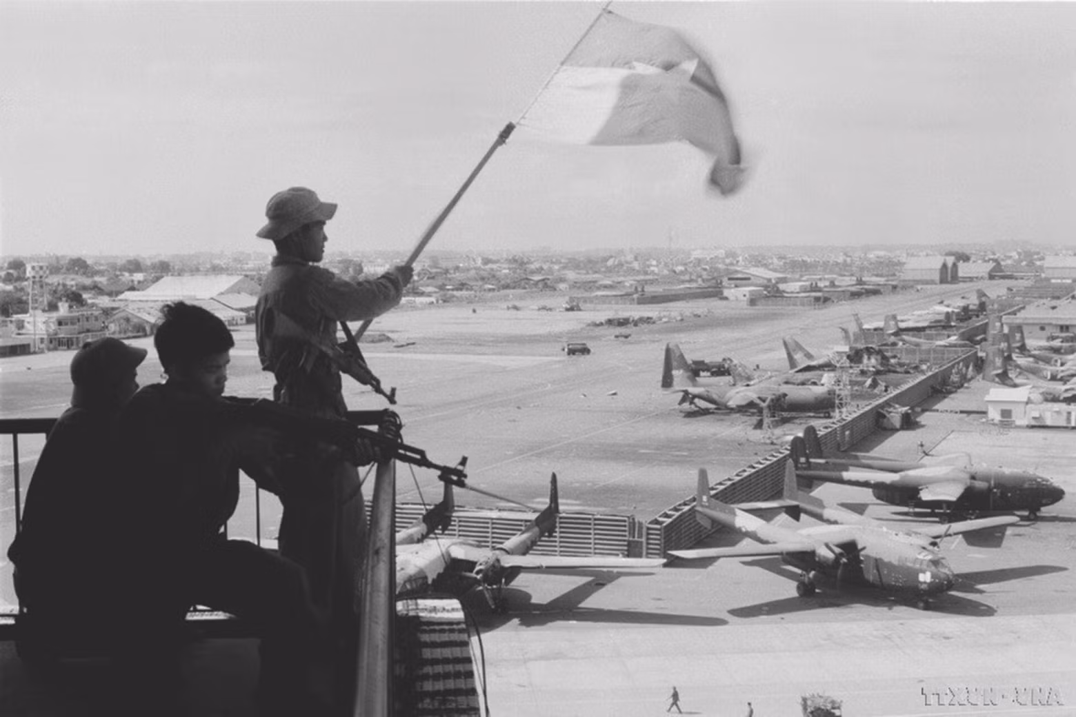 Le drapeau de la libération flotte au-dessus de l’aéroport de Tân Son Nhât, témoignant de l’aspiration à la paix et à l’unité du peuple vietnamien. Photo : VNA/CVN Le drapeau de la libération flotte au-dessus de l’aéroport de Tân Son Nhât, témoignant de l’aspiration à la paix et à l’unité du peuple vietnamien. Photo : VNA/CVN