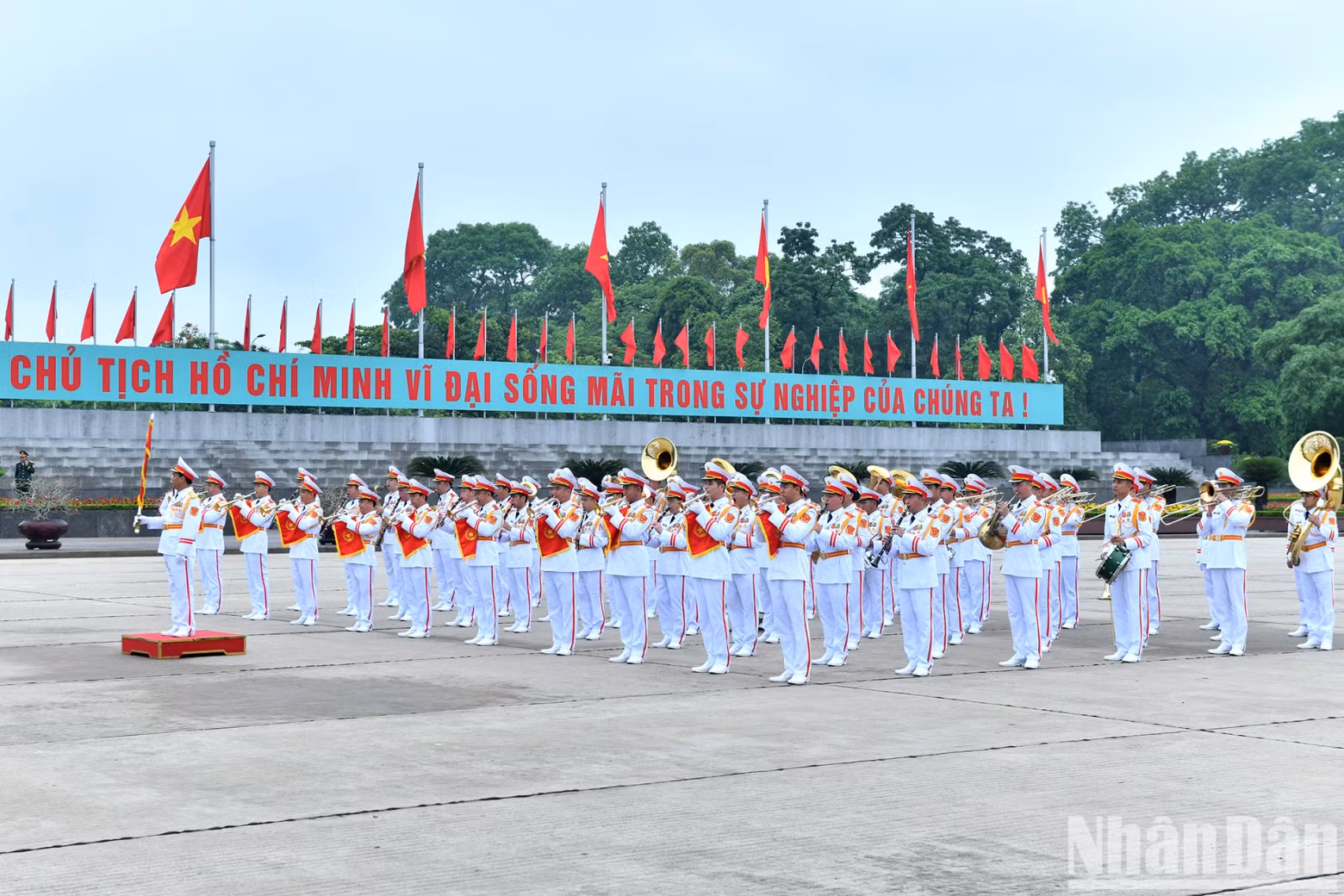 La fanfare militaire a exécuté les rites officiels lors de la cérémonie sur la place Ba Dinh. La fanfare militaire a exécuté les rites officiels lors de la cérémonie sur la place Ba Dinh.