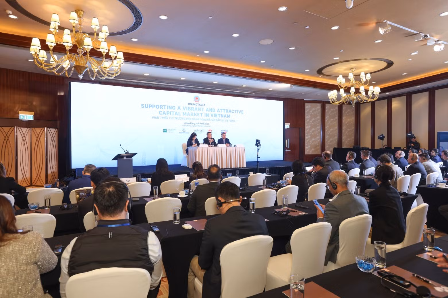 Une soixantaine de participants de haut niveau étaient présents. Étaient parmi eux des agences de notation et des fonds d’investissement internationaux. Photo : baodautu. Une soixantaine de participants de haut niveau étaient présents. Étaient parmi eux des agences de notation et des fonds d’investissement internationaux. Photo : baodautu.