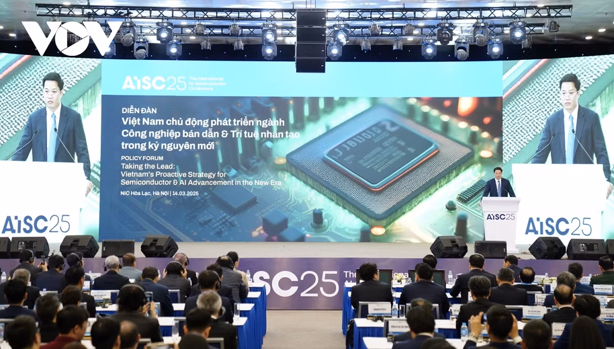 Lors du Forum « Le Vietnam prend l’initiative de développer l'industrie des semi-conducteurs et de l'intelligence artificielle à l'ère nouvelle », organisé le 14 mars par le NIC, relevant du ministère des Finances, en coopération avec Aitomatic (États-Unis), les plus grands experts mondiaux ont formulé des recommandations essentielles pour aider le Vietnam à affirmer progressivement sa position sur la carte technologique mondiale. Photo: VOV