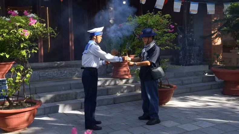 Les militaires accueillent chaleureusement les visiteurs de la pagode Sinh Ton.