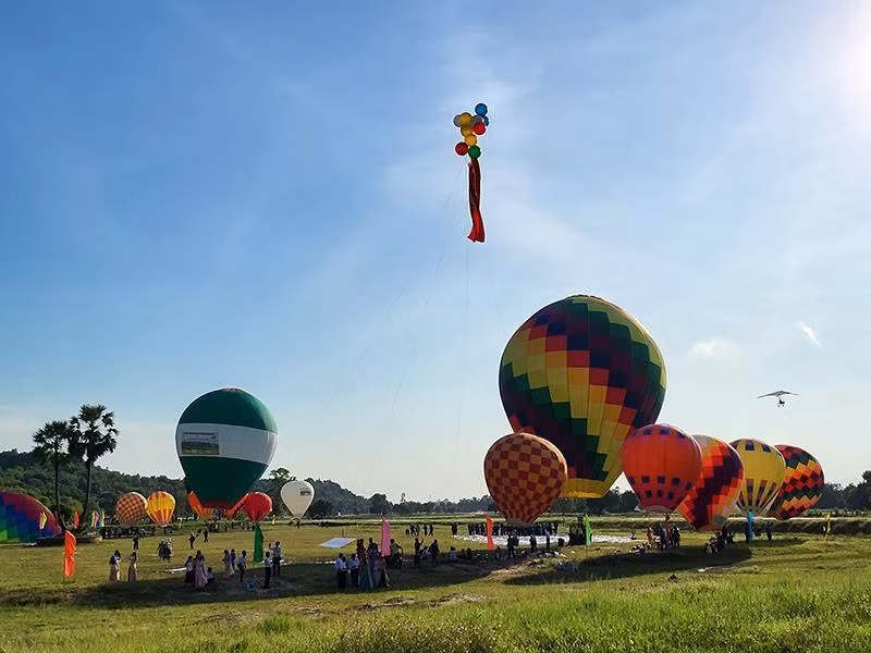 À 7 heures du matin, des milliers de personnes étaient présentes sur le terrain du Festival, profitant de l’ambiance lorsque le drapeau national de 200 m2 a été hissé dans le ciel par des ballons pour célébrer la Fête nationale.