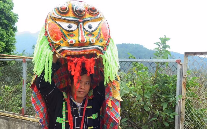 L'artiste méritoire Hoang Van Cai a apporté une contribution significative à la préservation de la danse du chat-lion. Photo : NDEL