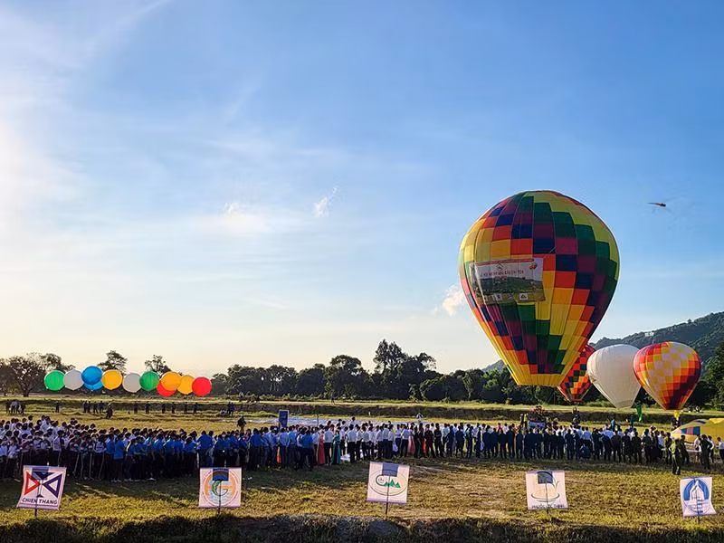 Il s’agit d’une activité pour célébrer le 77e anniversaire de la Fête nationale (2 septembre 1945 - 2 septembre 2022 et les 190 ans de l’établissement de la province d’An Giang (1832 - 2022).