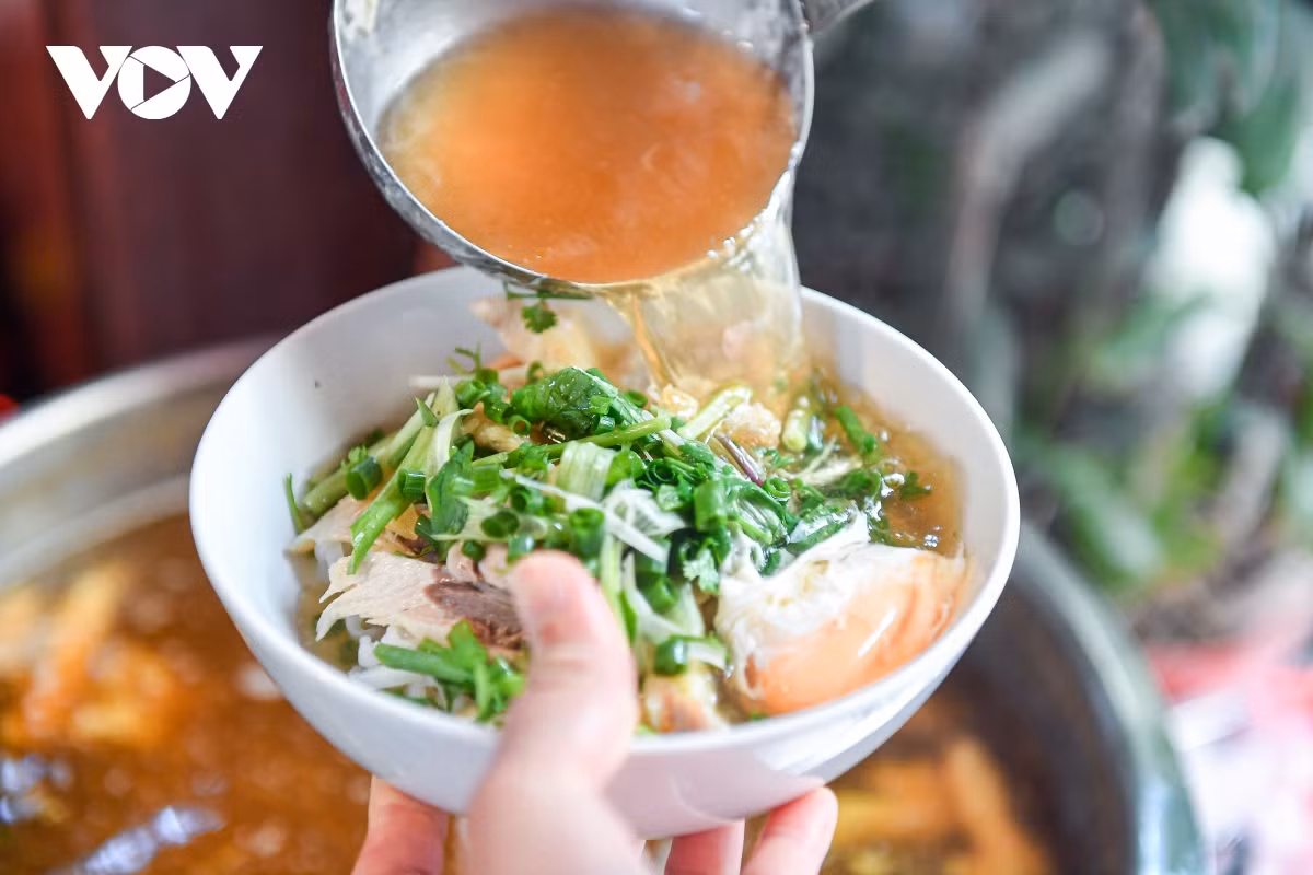 Le fait que plusieurs restaurants à Hanoï ont été honorés par le Guide Michelin sera un moteur pour promouvoir l’industrie touristique de la capitale. Photo: VOV