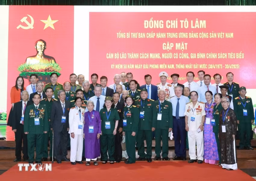 Le secrétaire général du Parti communiste du Vietnam, Tô Lâm et les délégués. Photo : NDEL. Le secrétaire général du Parti communiste du Vietnam, Tô Lâm et les délégués. Photo : NDEL.