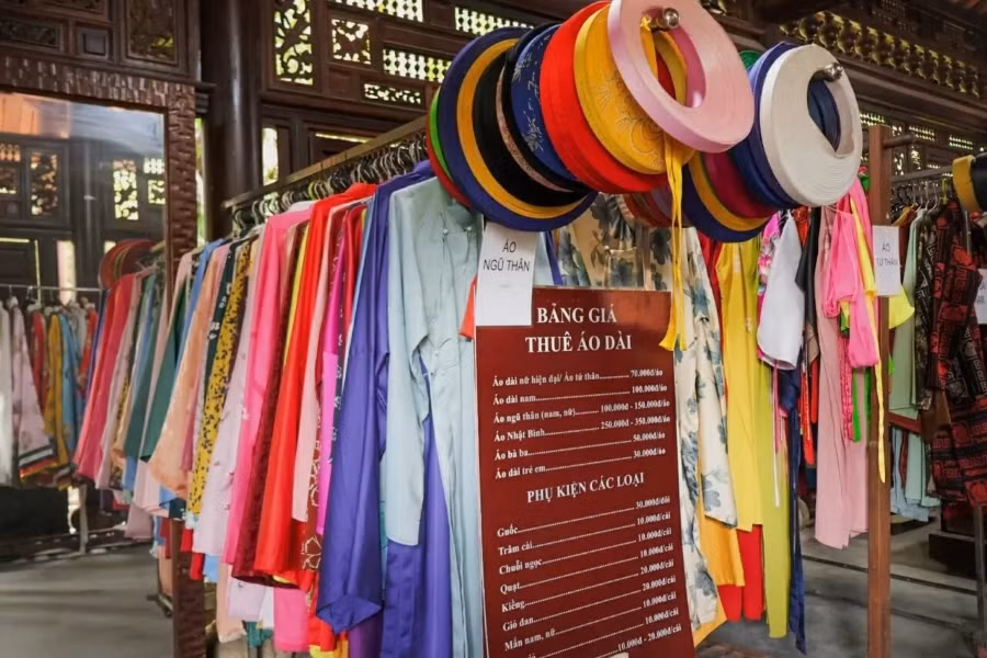 Les visiteurs peuvent louer sur place différents types d’áo dài, accompagnés d’une variété d’accessoires pour parfaire leur allure élégante. Photo : Truc Linh.
