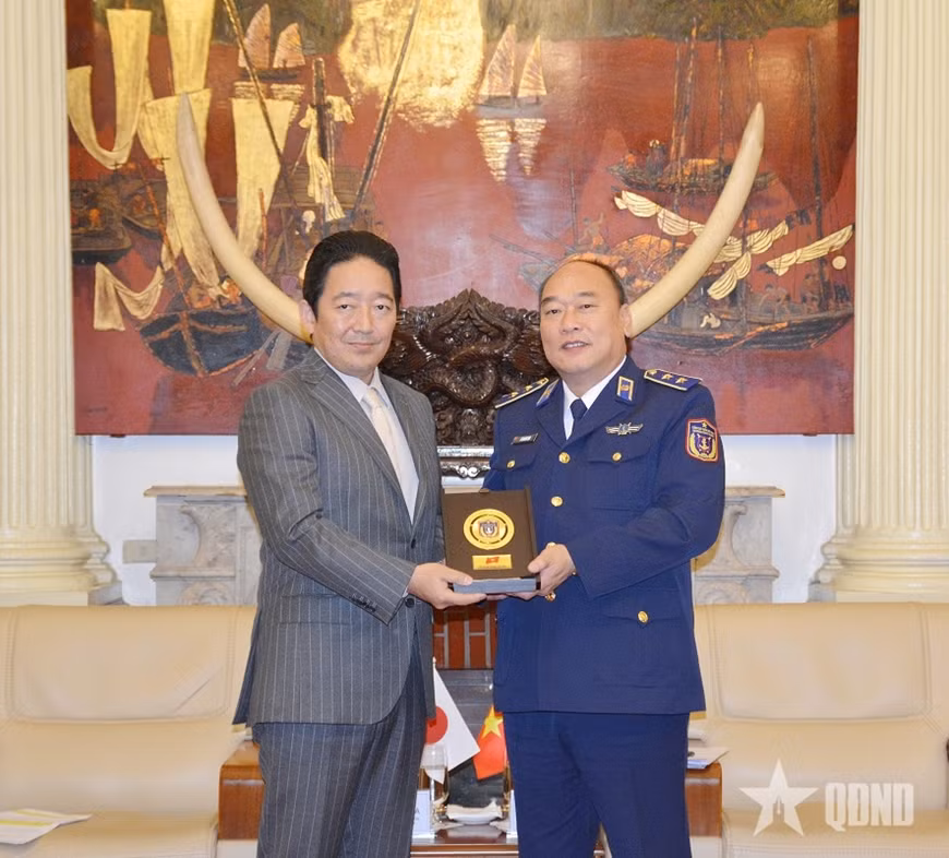 Le lieutenant-général Lê Quang Dao, commandant de la Garde côtière du Vietnam, remet un cadeau souvenir au vice-ambassadeur du Japon au Vietnam, Ishikawa Isamu. Photo: QĐND