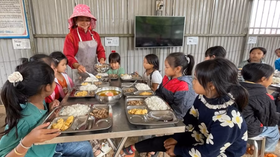 Avec le niveau de soutien actuel, chaque élève en régime de semi-internat reçoit en moyenne plus de 42.000 dôngs par jour pour ses trois repas quotidiens. Avec le niveau de soutien actuel, chaque élève en régime de semi-internat reçoit en moyenne plus de 42.000 dôngs par jour pour ses trois repas quotidiens.
