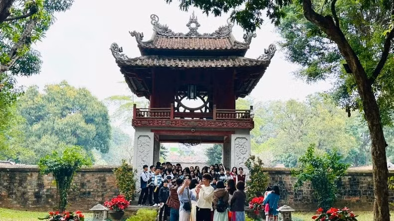 Le Temple de la Littérature reste à jamais le symbole de la tradition d’apprentissage du peuple vietnamien. Le Temple de la Littérature reste à jamais le symbole de la tradition d’apprentissage du peuple vietnamien.