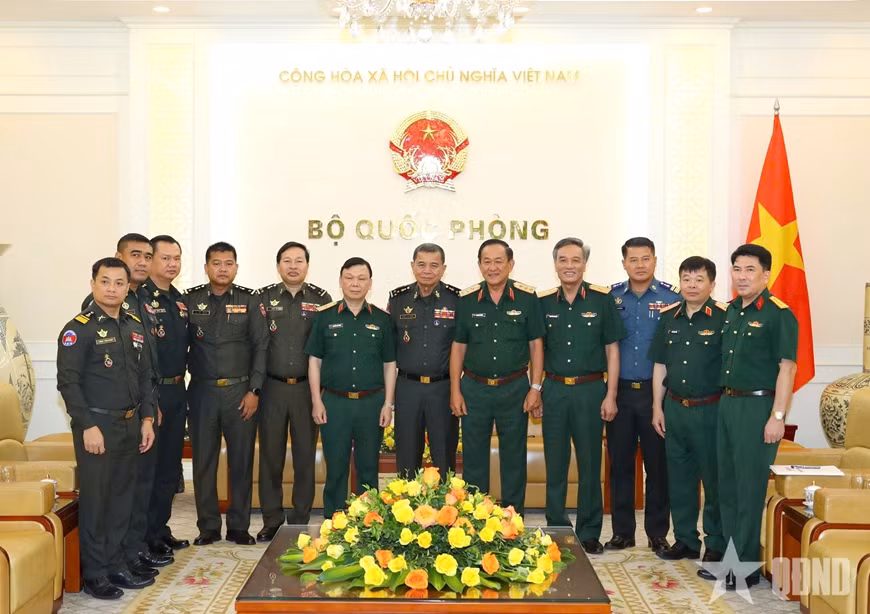 Le général Vo Minh Luong, le général Ya Kim Y et les délégués lors de la rencontre. Photo : QĐND