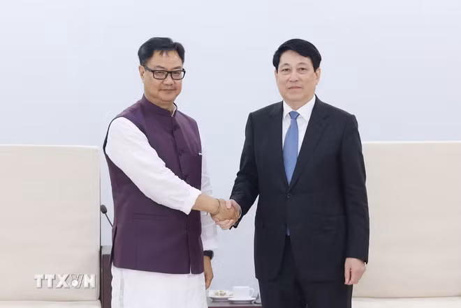 Le président Luong Cuong (droite) et le ministre indien Kiren Rijiju. Photo : VNA. Le président Luong Cuong (droite) et le ministre indien Kiren Rijiju. Photo : VNA.
