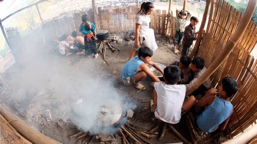 Il y a plus de dix ans, à une époque où il n’existait pas encore de régime de semi-internat, le repas des élèves à Muong Tè, était bien différent. Les enfants devaient apporter leur propre nourriture et cuisiner en groupe. Il y a plus de dix ans, à une époque où il n’existait pas encore de régime de semi-internat, le repas des élèves à Muong Tè, était bien différent. Les enfants devaient apporter leur propre nourriture et cuisiner en groupe.