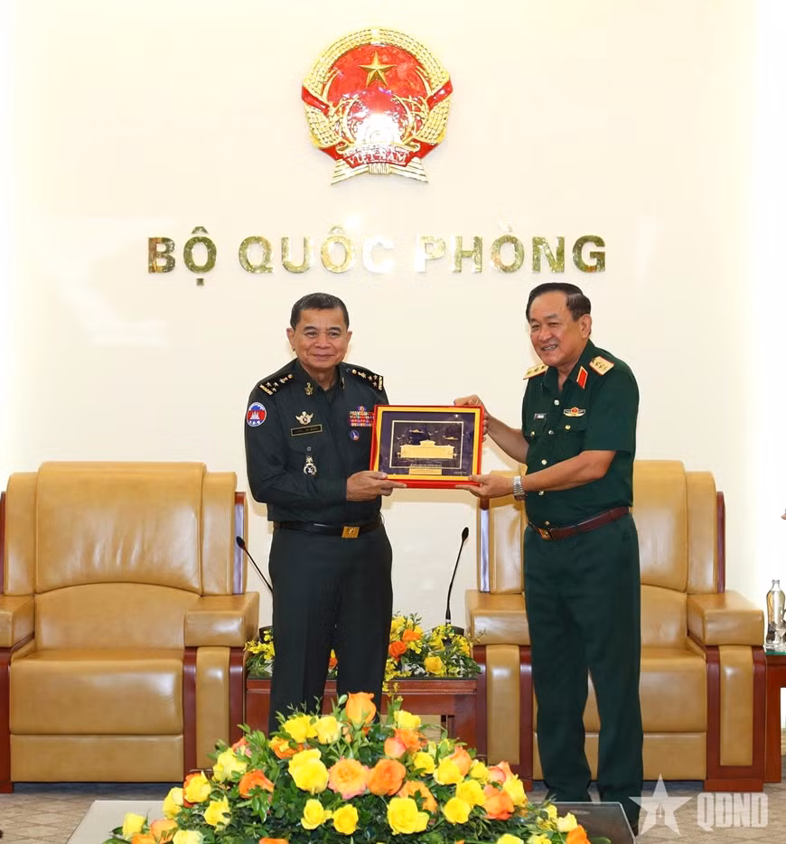 Le général de corps d’armée Vo Minh Luong remet un cadeau souvenir au général d’armée Ya Kim Y. Photo : QĐND