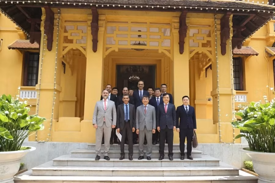 Le vice-ministre permanent Nguyen Minh Vu, les représentants de l’Autorité d’investissement d’Oman et ceux de la SCIC posent pour une photo souvenir. Photo : Thanh Long.