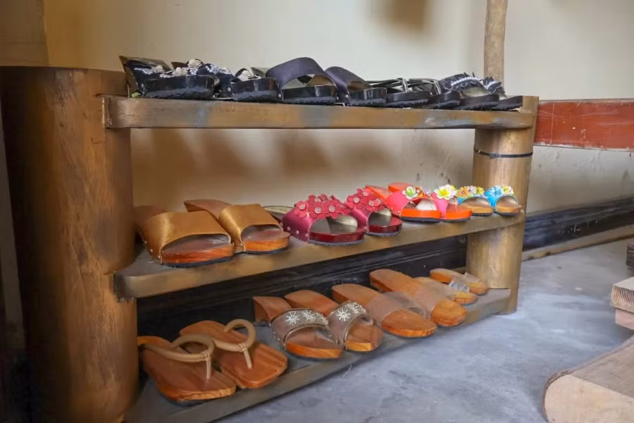 Au-delà de l’áo dài, le musée offre aux visiteurs un aperçu fascinant des sabots en bois vietnamiens (guốc mộc), symbole d’une élégance simple et rustique. Photo : Truc Linh.