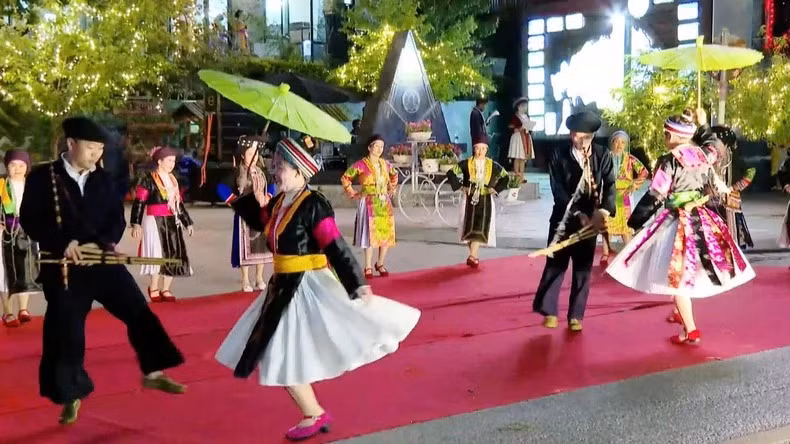 L’art de la danse au son du khèn des H’Mông a été présenté lors de la cérémonie d’ouverture. Photo: NDEL