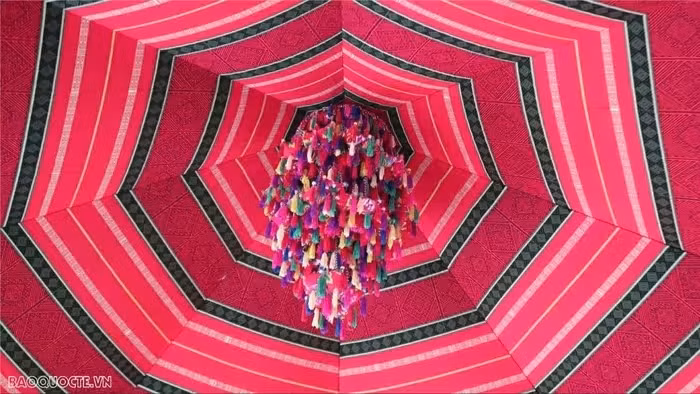 La "Maison Con" abrite 2022 balles de tissu multicolores. Photo: baoquocte