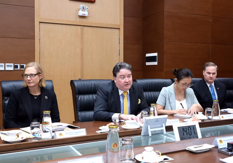 L’ambassadeur Marc Knapper souligne que, dans les temps à venir, les États-Unis renforceront les échanges et promouvront la coopération sectorielle en matière de sécurité et d’application de la loi avec le Vietnam. Photo : CAND. L’ambassadeur Marc Knapper souligne que, dans les temps à venir, les États-Unis renforceront les échanges et promouvront la coopération sectorielle en matière de sécurité et d’application de la loi avec le Vietnam. Photo : CAND.