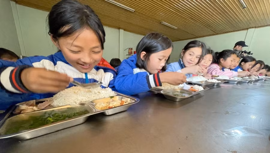 Le fait de bénéficier de repas complets en semi-internat permet aux élèves de se développer pleinement et de fréquenter l'école avec plus d'enthousiasme. Le fait de bénéficier de repas complets en semi-internat permet aux élèves de se développer pleinement et de fréquenter l'école avec plus d'enthousiasme.