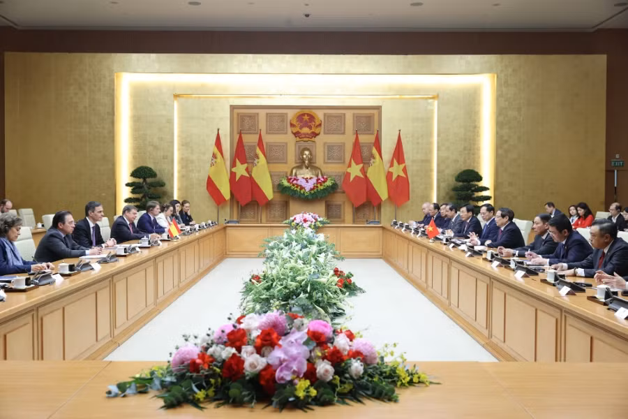 Les deux Premiers ministres s'entretiennent. Photo : VGP.