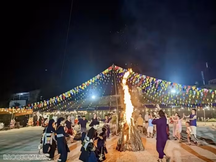 La fête du feu du village, une tradition culturelle unique des Tày. Photo: baoquocte