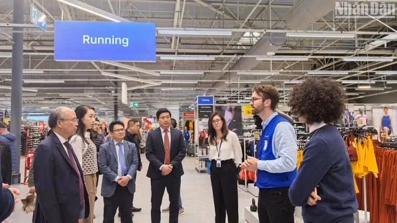 La délégation effectue une visite de terrain et des échanges directs avec les dirigeants du groupe Decathlon.