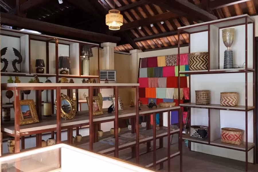 Enfin, après leur visite, les visiteurs peuvent se rendre à la boutique du musée pour acheter des souvenirs à offrir à leurs proches. Photo: Truc Linh.