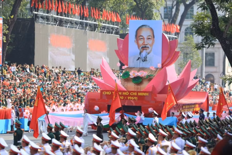 Tout le Parti, tout le peuple et toute l’armée du Vietnam doivent intensifier davantage encore l’étude et la mise en œuvre de la pensée, de la morale et du style Hô Chi Minh. Photo : baocongly.