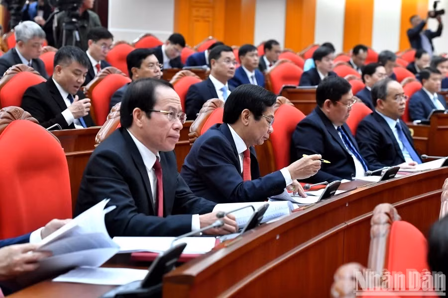 Des délégués au 11e Plénum du Parti communiste du Vietnam du 13e mandat, le 10 avril à Hanoï. Photo : NDEL.
